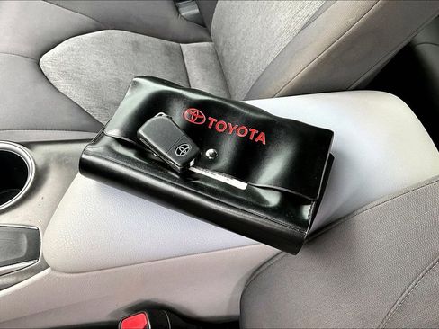 Used 2021 Toyota Camry LE image 33