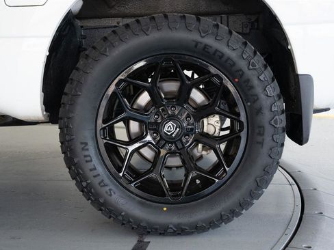 Used 2021 Nissan Titan SV w/ SV Convenience Package AWD/4WD image 5