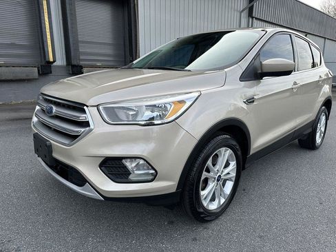 Used 2017 Ford Escape SE FWD image 2