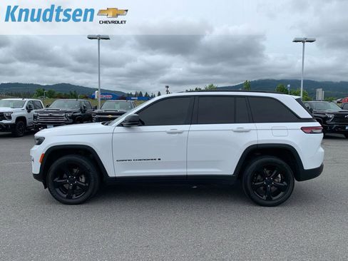 Used 2023 Jeep Grand Cherokee Altitude AWD/4WD image 4