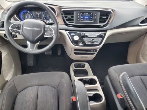 Used 2017 Chrysler Pacifica Touring image 28