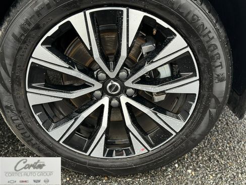 Used 2023 Volvo XC60 B5 Plus image 9