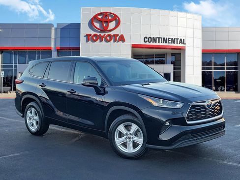 Certified 2021 Toyota Highlander LE image 2