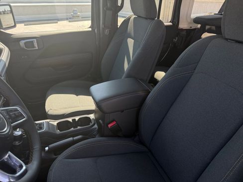 Used 2025 Jeep Wrangler Sahara image 35
