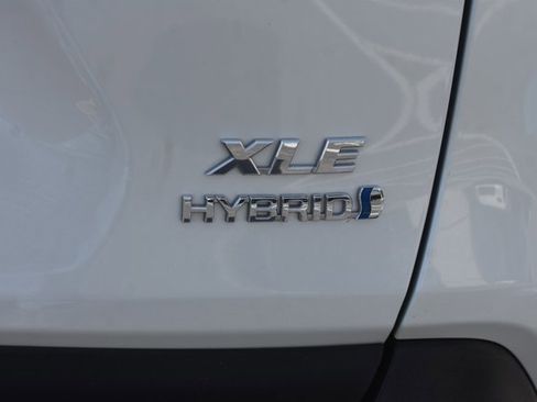 Used 2022 Toyota RAV4 XLE Premium image 7