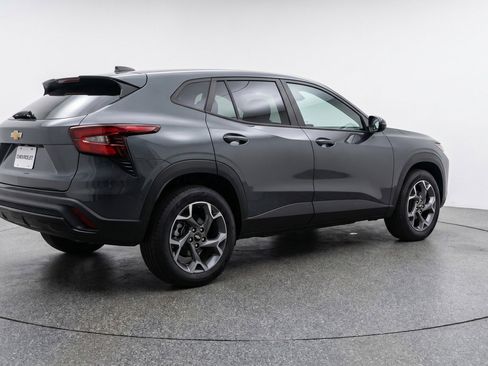 Used 2025 Chevrolet Trax LT FWD image 9