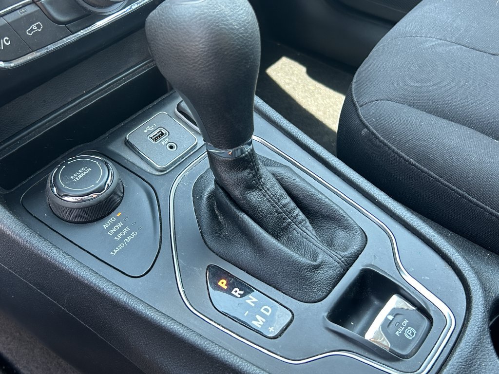 Used 2019 Jeep Cherokee Latitude w/ Popular Appearance Group AWD/4WD image 17