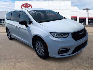 Used 2024 Chrysler Pacifica Touring-L video 1
