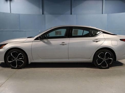 Used 2023 Nissan Altima 2.5 SR w/ SR Premium Package image 27