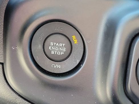 Used 2020 Jeep Wrangler Unlimited Sahara image 30