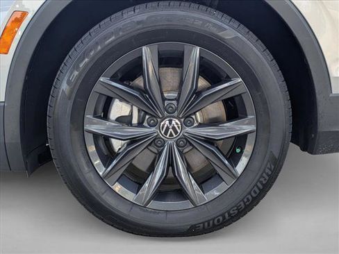 Used 2024 Volkswagen Tiguan SE w/ MDO Package, Three-Row FWD image 23