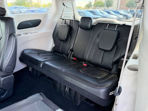 Used 2024 Chrysler Pacifica Touring-L FWD image 23