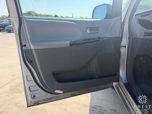 Used 2015 Toyota Sienna XLE w/ XLE Navigation Package FWD image 8