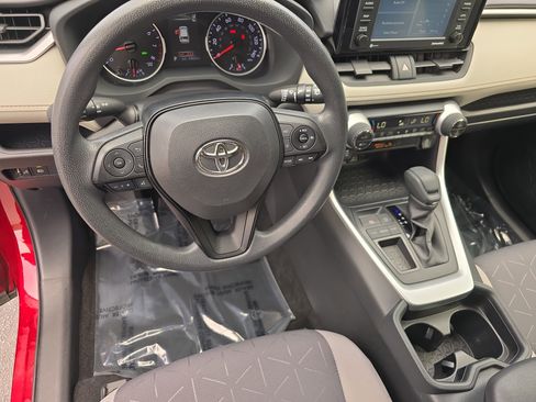 Used 2020 Toyota RAV4 XLE w/ Convenience Package FWD image 17