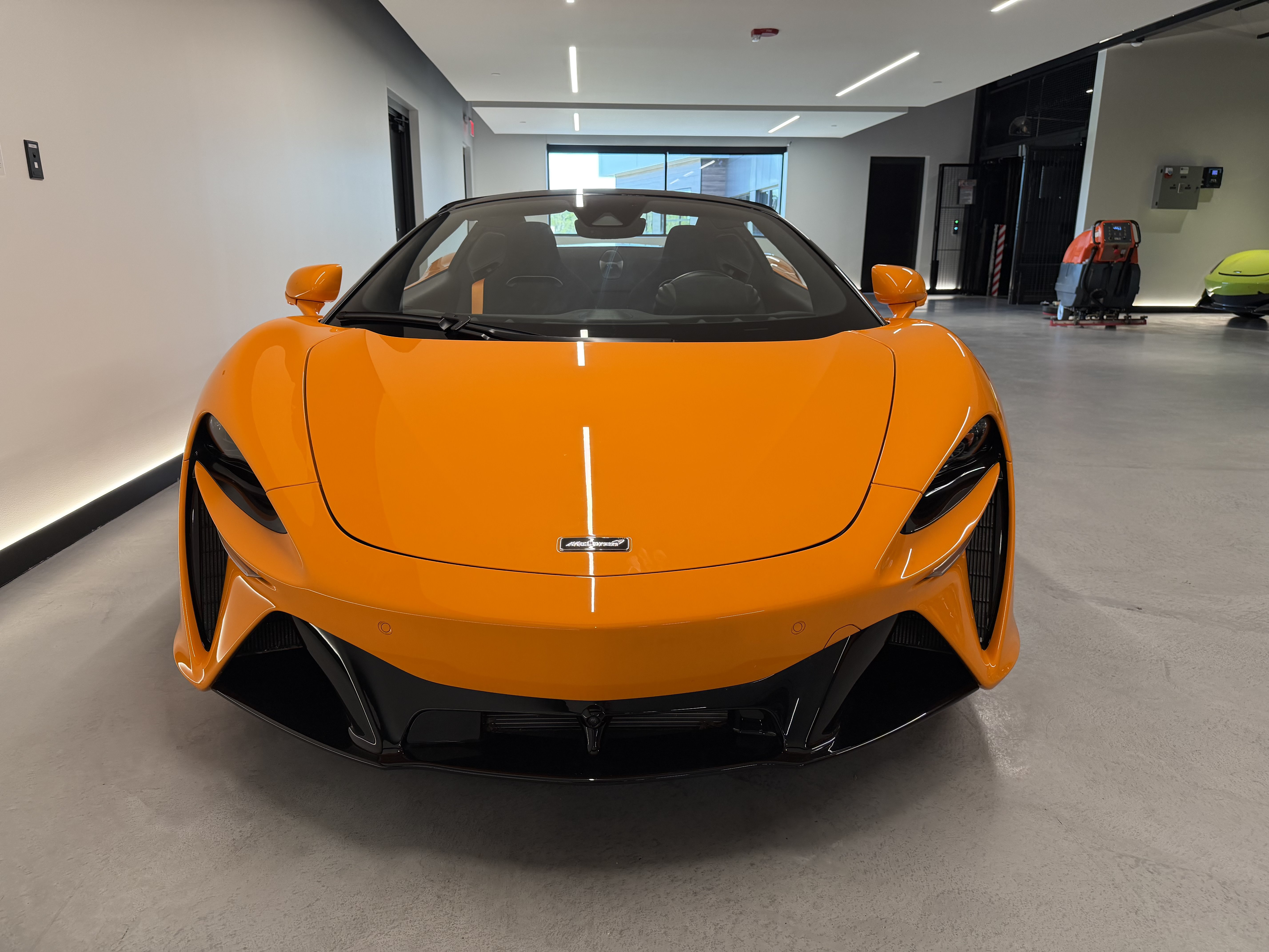 Used 2025 McLaren Artura Spider RWD image 7