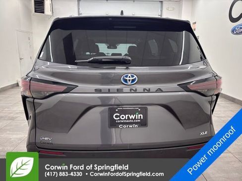 Used 2025 Toyota Sienna XLE image 4