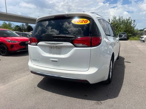Used 2020 Chrysler Pacifica Touring-L FWD image 3