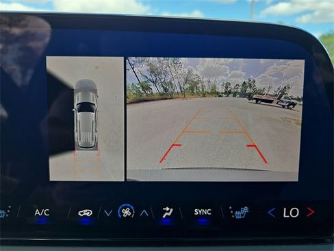 Used 2024 Chevrolet Traverse LT image 19