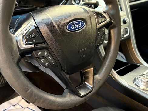 Used 2020 Ford Fusion SE image 12