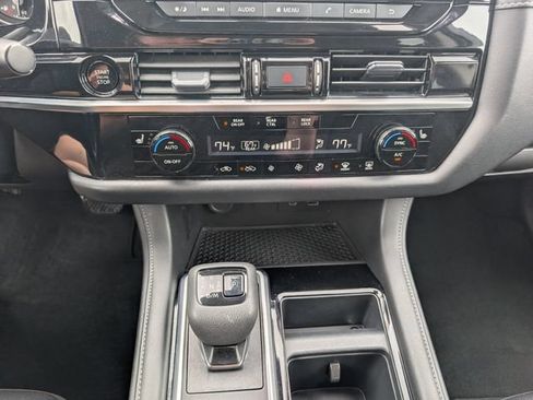 Used 2025 Nissan Pathfinder SV FWD image 17