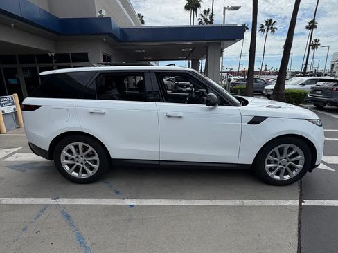 Used 2025 Land Rover Range Rover Sport SE AWD/4WD image 4