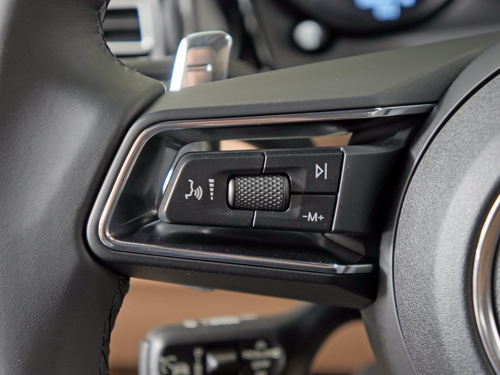 Certified 2025 Porsche Macan AWD/4WD image 27