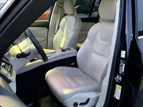Used 2017 Volvo XC90 T5 Momentum w/ Vision Package image 8