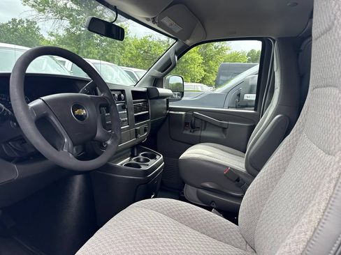 Used 2017 Chevrolet Express 2500 RWD image 3