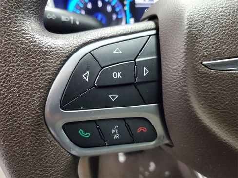 Used 2017 Chrysler Pacifica Touring image 13