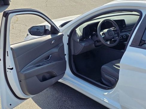 Used 2021 Hyundai Elantra SE FWD image 36
