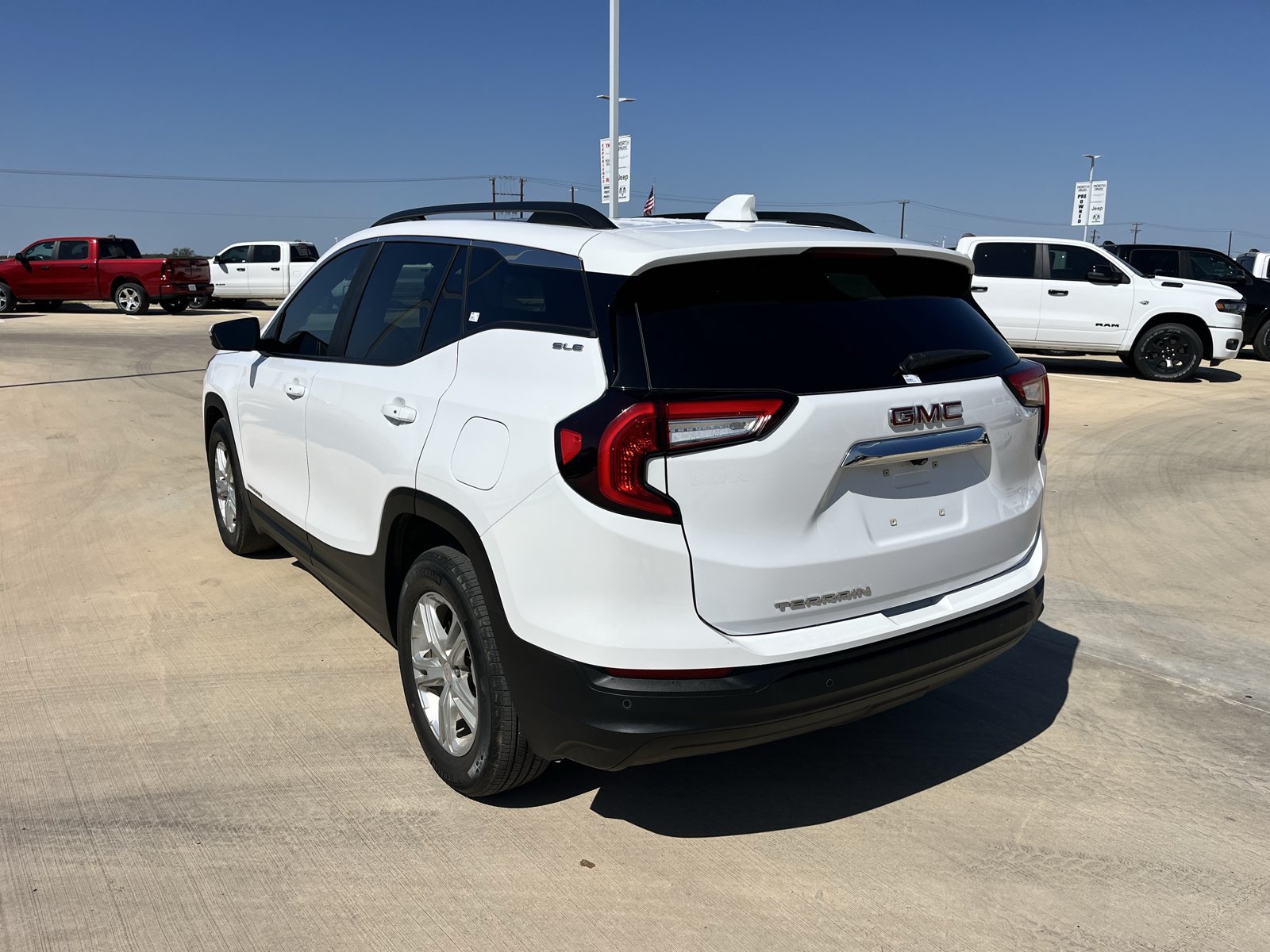 Used 2022 GMC Terrain SLE w/ Driver Convenience Package FWD image 5