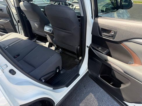 Used 2019 Toyota Highlander LE AWD/4WD image 13