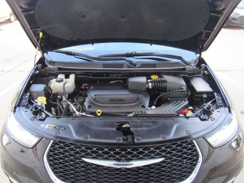 Used 2024 Chrysler Pacifica Touring-L image 58