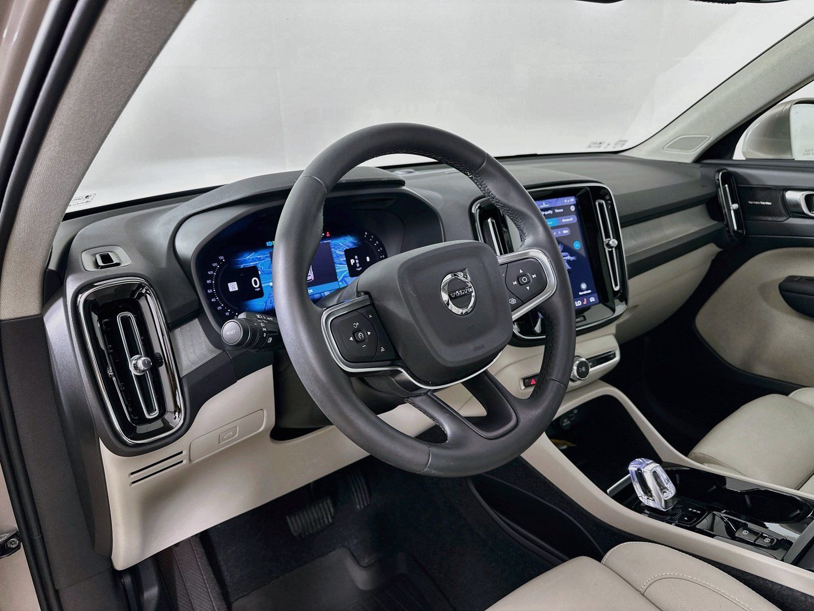 Used 2024 Volvo XC40 B5 Plus w/ Climate Package AWD/4WD image 31