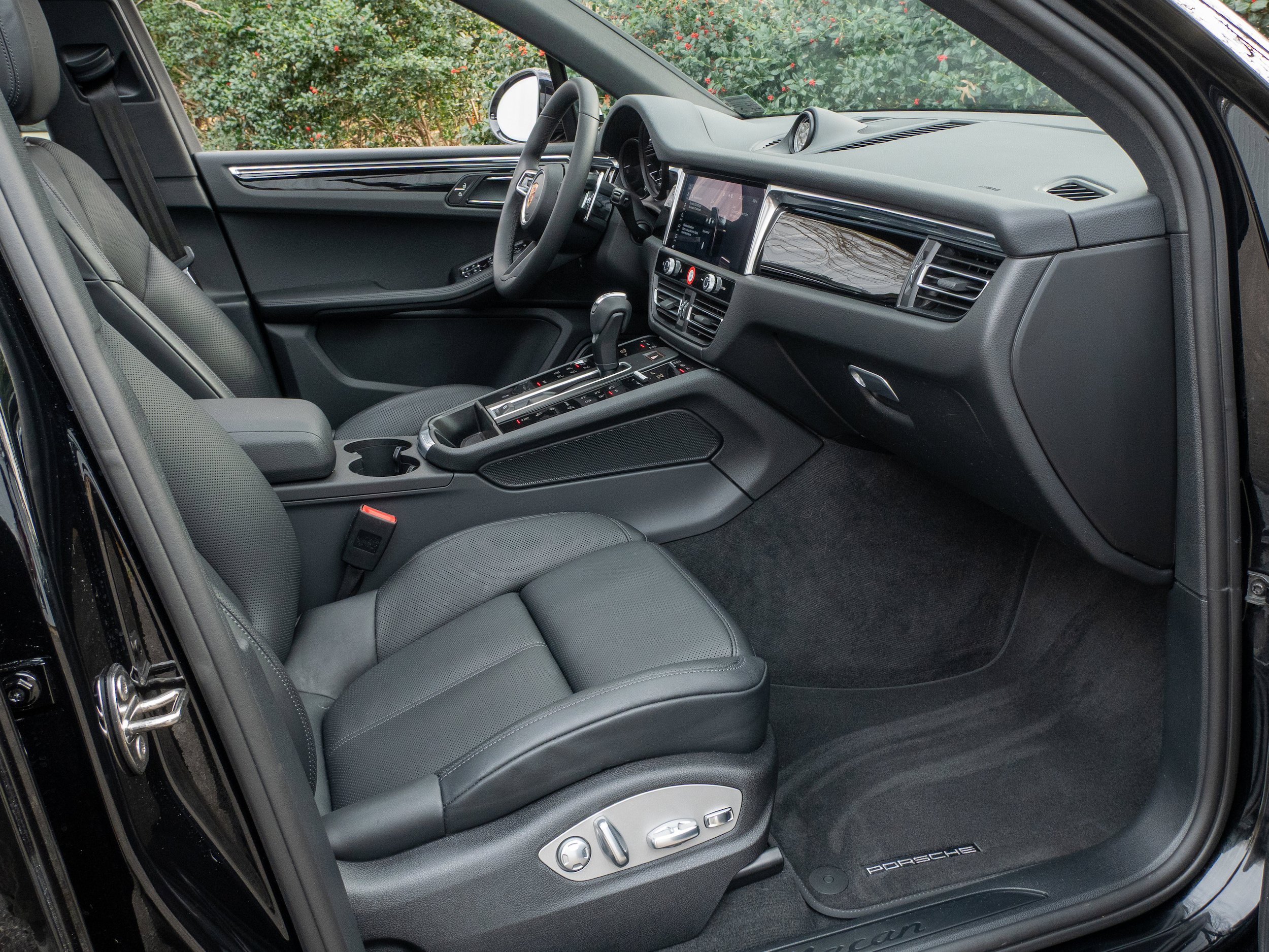 Certified 2025 Porsche Macan AWD/4WD image 29