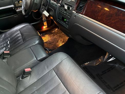 Used 2007 Lincoln Town Car Executive L image 29