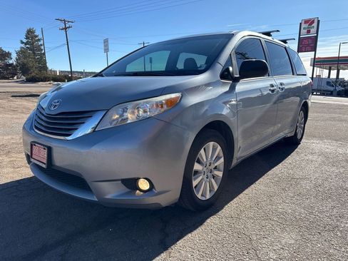 Used 2016 Toyota Sienna XLE Premium image 46