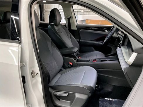 Used 2025 Volkswagen Tiguan SE w/ Panoramic Sunroof Package image 9