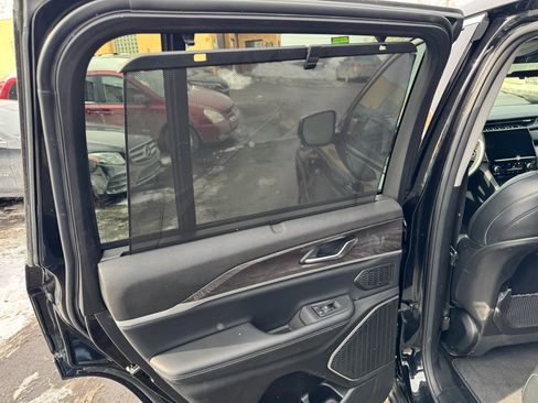 Used 2022 Jeep Grand Cherokee Limited w/ Luxury Tech Group II image 15