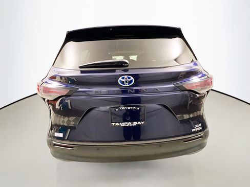 Used 2024 Toyota Sienna XLE image 6