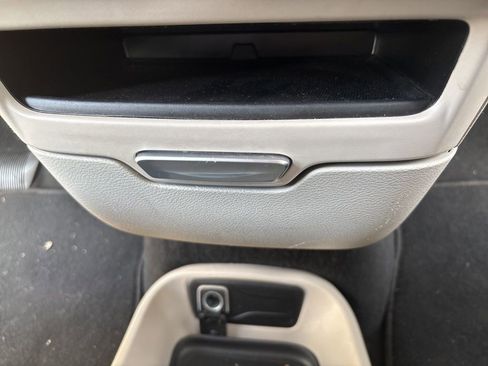Used 2024 Chrysler Pacifica Touring-L FWD image 34