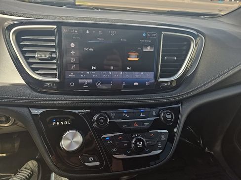 Used 2024 Chrysler Pacifica Limited FWD image 19