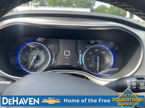 Used 2025 Chrysler Pacifica Limited FWD image 12