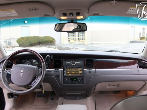 Used 2006 Lincoln Town Car Designer Series image 21