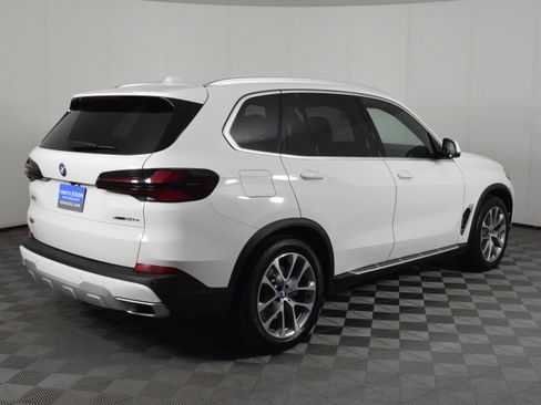 Used 2025 BMW X5 xDrive50e image 5