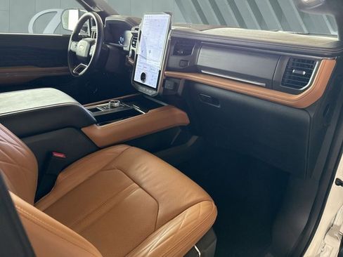 Used 2024 Ford Expedition Platinum image 29