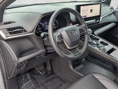 Used 2025 Toyota Sienna XLE Woodland Edition image 10