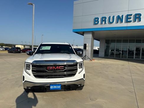 Used 2022 GMC Sierra 1500 SLT w/ SLT Convenience Package image 2