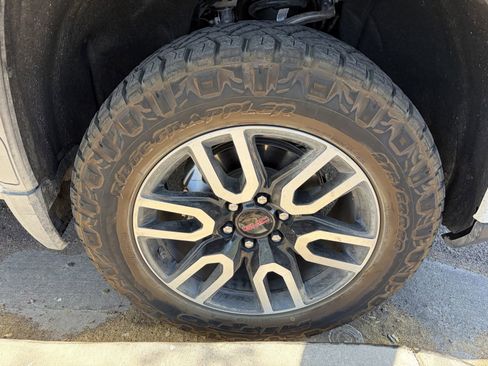Used 2025 GMC Sierra 1500 AT4 w/ Technology Package AWD/4WD image 5