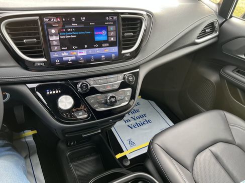 Used 2026 Chrysler Pacifica Select image 13